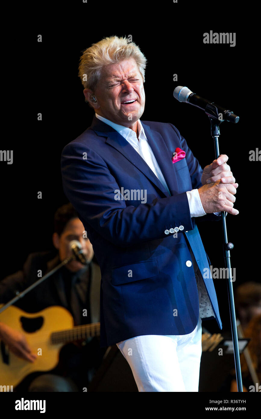 BETHEL, NY - AUGUST 02: Peter Cetera führt mit dem Hudson Valley Philharmonie im Konzert an Bethel Woods Art Center am 2. August 2015 in Bethel, New York. (Foto von Steve Mack/S.D. Mack Bilder) Stockfoto