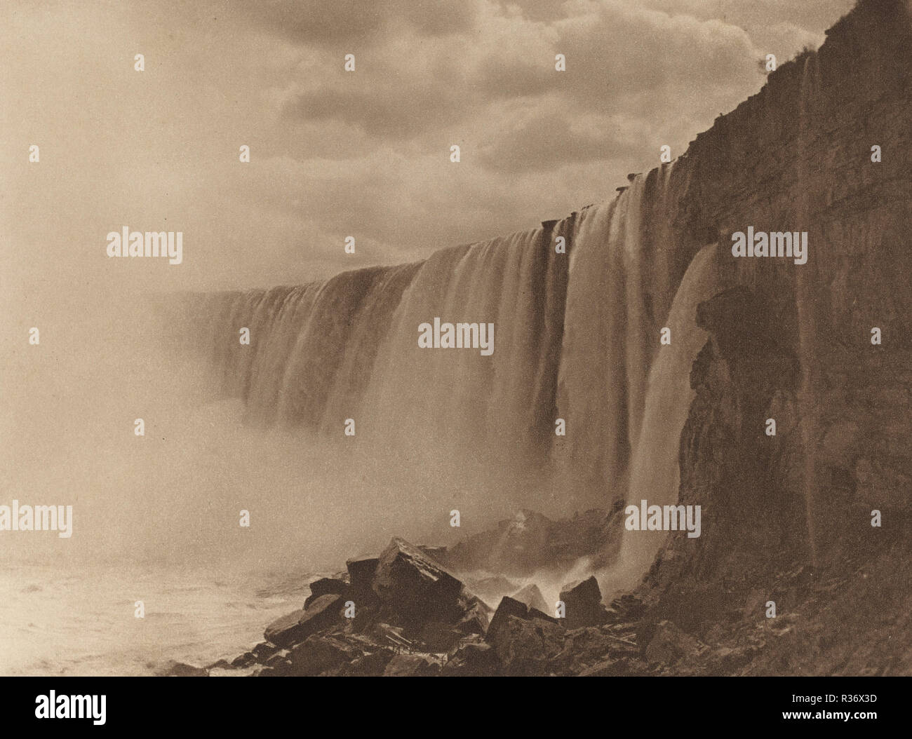 Niagara Falls. Stand: 1899. Abmessungen: Bild: 12,5 x 16,9 cm (4 15/16 x 6 5/8 in.) Blatt: 14,2 x 18,5 cm (5 9/16 x 7 5/16 in.) mount: 27,8 x 37,8 cm (10 15/16 x 14 7/8 in.). Medium: photogravure in Sepia auf Chine collé auf Creme webte Papier montiert. Museum: Nationalgalerie, Washington DC. Autor: William D. Murphy. Stockfoto