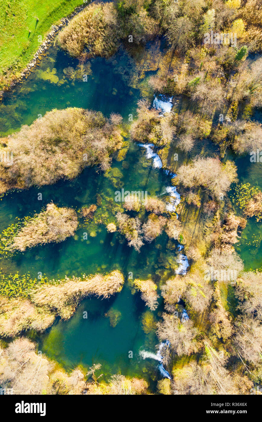 Kroatische Fluss Mreznica aus Luft, Drone schießen, von oben nach unten anzeigen, Karlovac county, grüne Natur, bayous, Holz und Wasserfälle im Herbst Stockfoto