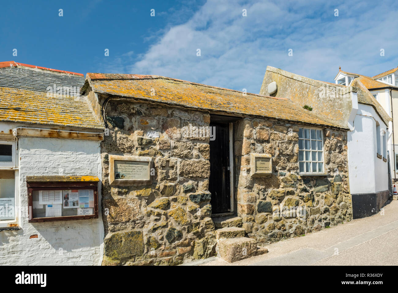 St Leonard's Kapelle (auch als Fisherman's Kapelle bekannt) steht auf smeaton's Pier in St. Ives, Cornwall, England. Stockfoto