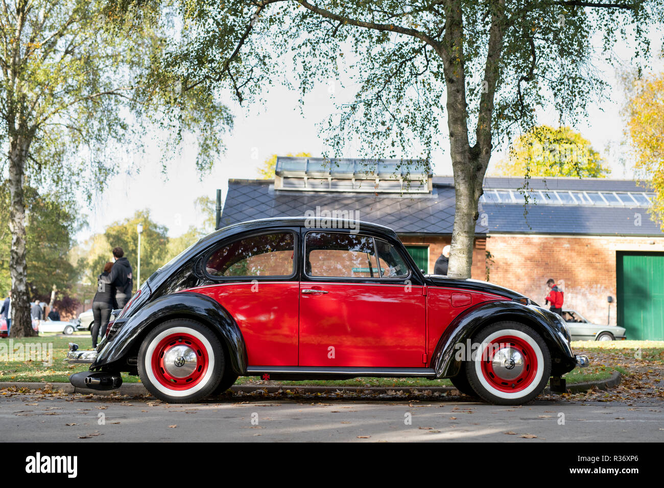 Rot und Schwarz Vintage VW Beetle Auto in Bicester Heritage Center Herbst Sonntag Jagtfall. Bicester, Oxfordshire, Großbritannien Stockfoto