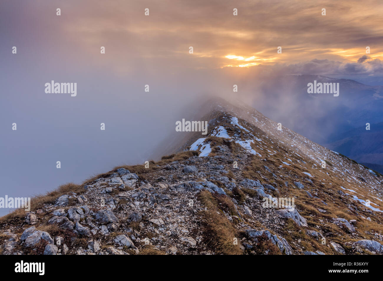 Berglandschaft in den Sonnenuntergang. Piatra Craiului Bergen, Rumänien Stockfoto