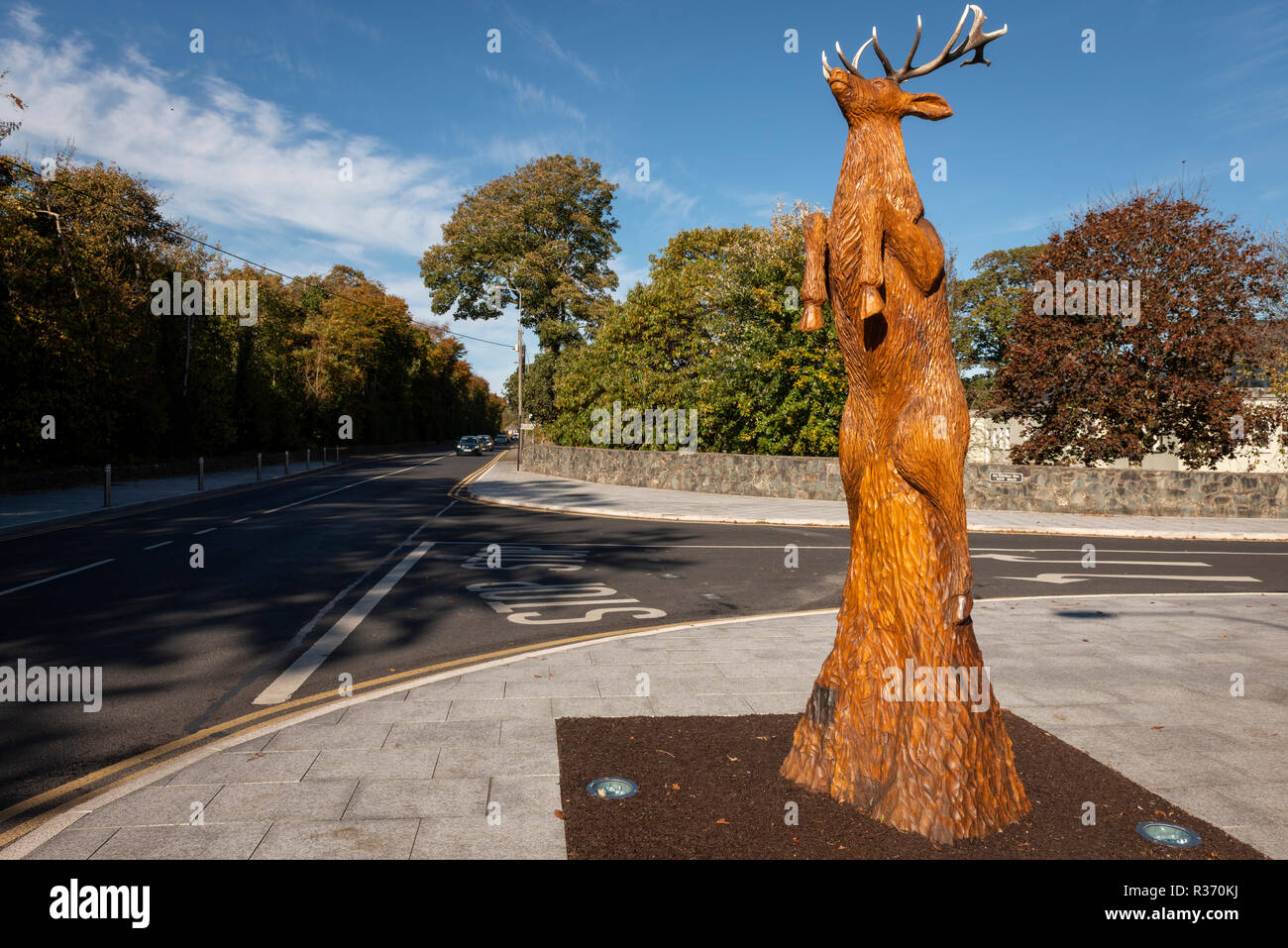 Hirschstatue. Hüpfender Rotwild geschnitzte Holzskulptur, Port Road in Killarney, County Kerry, Irland Stockfoto
