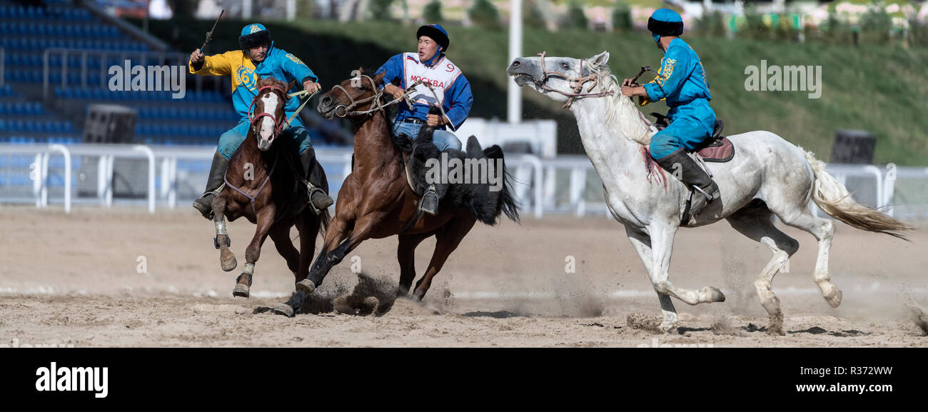 Aktion panorama Spiel der Welt Nomad Kokboru während der Spiele 2018 in Cholpon-Ata, Kirgisistan. Buzkashi ist eine zentrale asiatische Sportart, in der Pferd-mou Stockfoto
