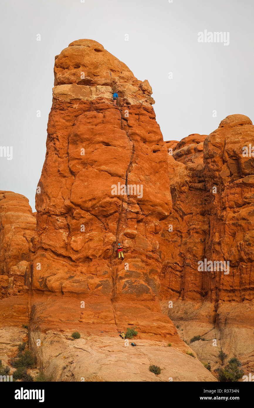 Kletterer im Arches Nationalpark in der Wüste von Utah Stockfoto