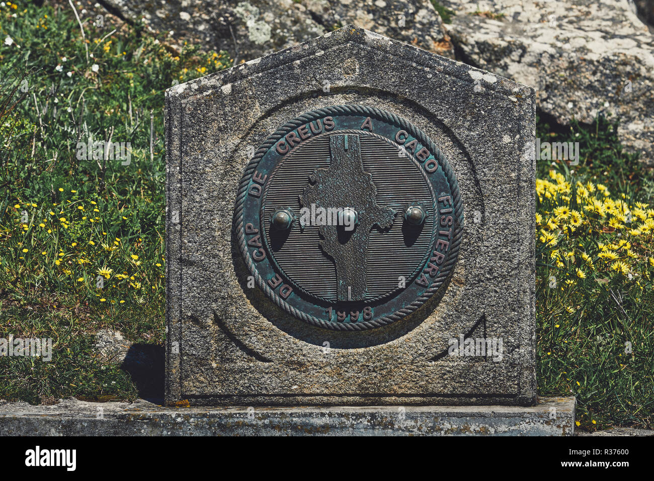 Informative Signal mit Inschrift auf der Steilküste von Kap Finisterre - Fisterra, A Coruña, Galizien, Spanien, Europa Stockfoto