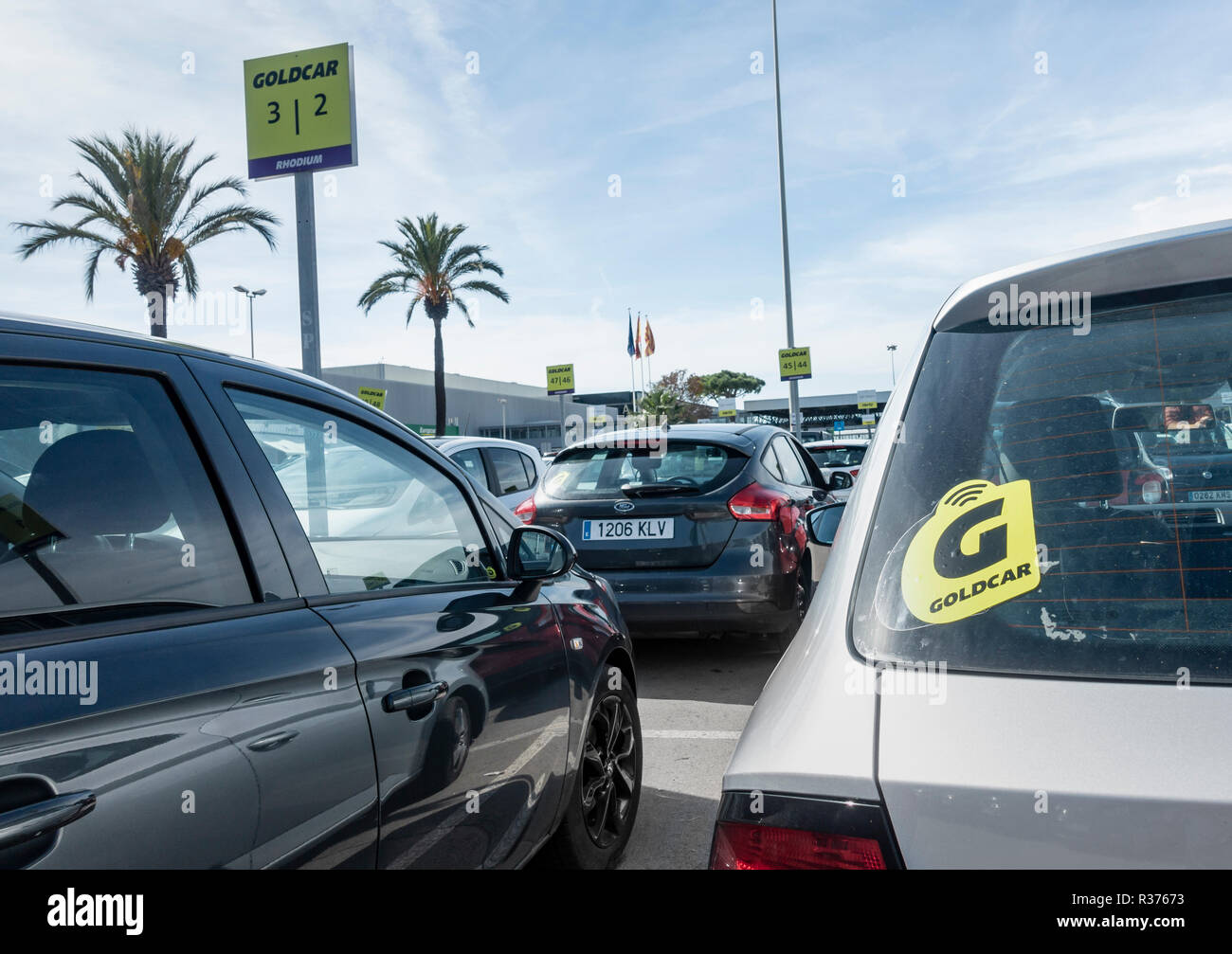 Goldcar Autovermietung compount am Flughafen Barcelona. Spanien Stockfoto