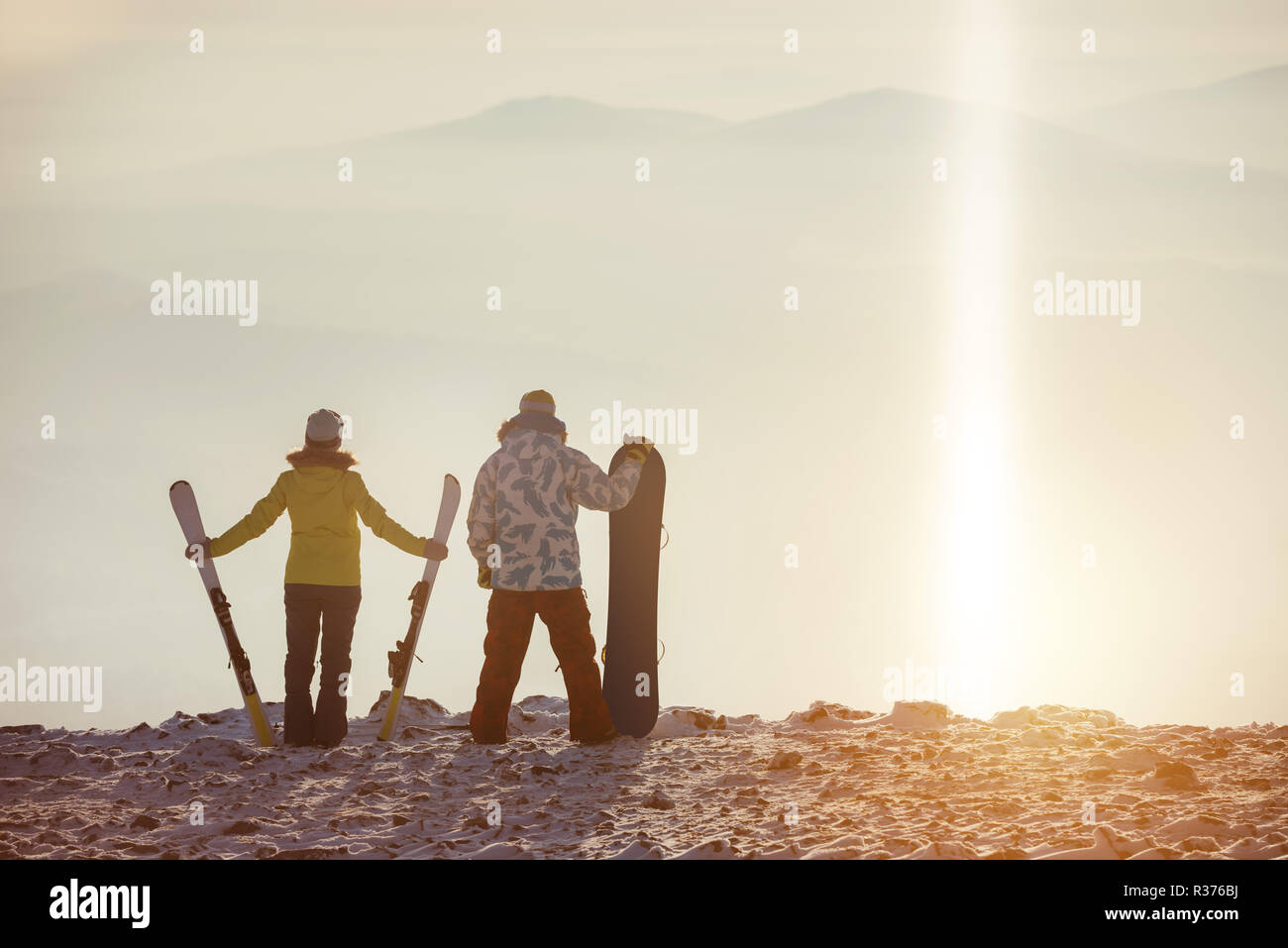 Skifahrer und snowboarer steht auf einem Berg bei Ski Resort Stockfoto
