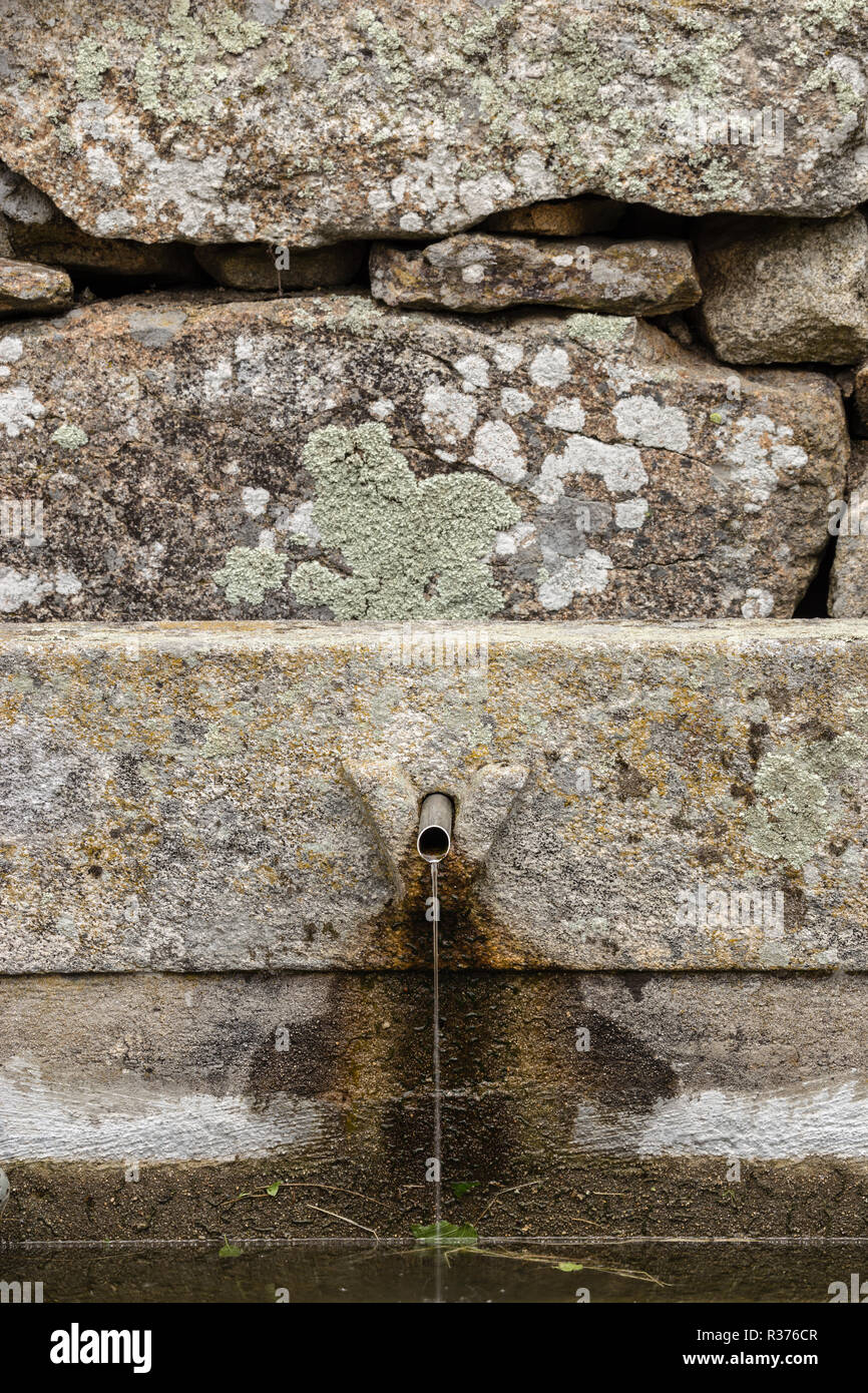 Dorf Brunnen Fonte in Tourem Stockfoto
