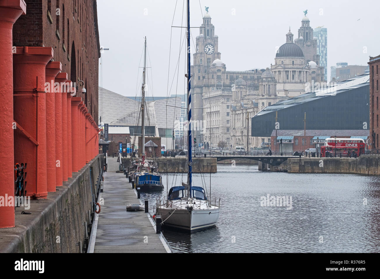 LIVERPOOL, ENGLAND - NOVEMBER 5, 2018: An der restaurierten Royal Albert Dock Szene mit der Liegeplätze durch die Bauten wie die Drei Grazien bekannt übersehen Stockfoto