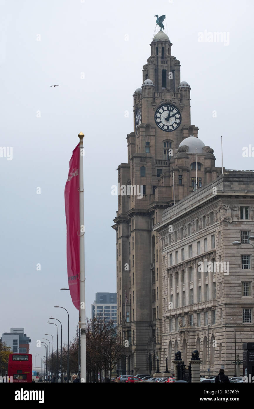LIVERPOOL, ENGLAND - NOVEMBER 5, 2018: Turm auf dem Grad 1 aufgeführten Royal Liver Building Office Block an der Pier Head auf der Liverpool Waterfront Stockfoto