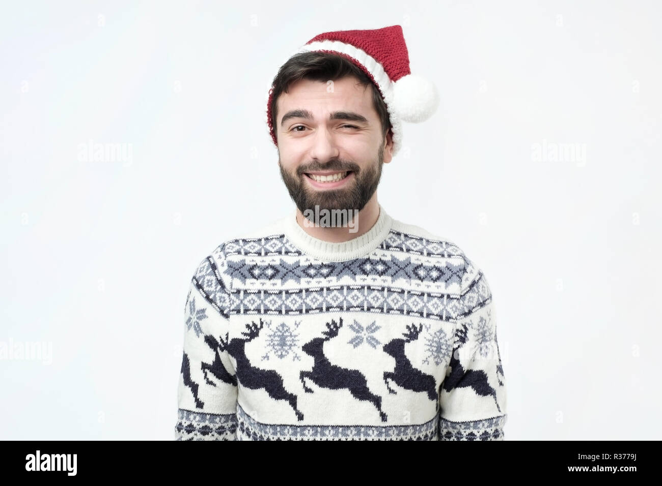 Religiöse fröhliche Hispanic Mann in rote Mütze mit glücklichen Ausdruck Stockfoto