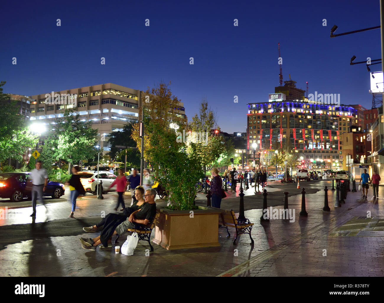 Street Scene downtown Boston, Massachusetts, USA, in der Nacht mit Menschen sitzen von Rose Kennedy Greenway Stockfoto