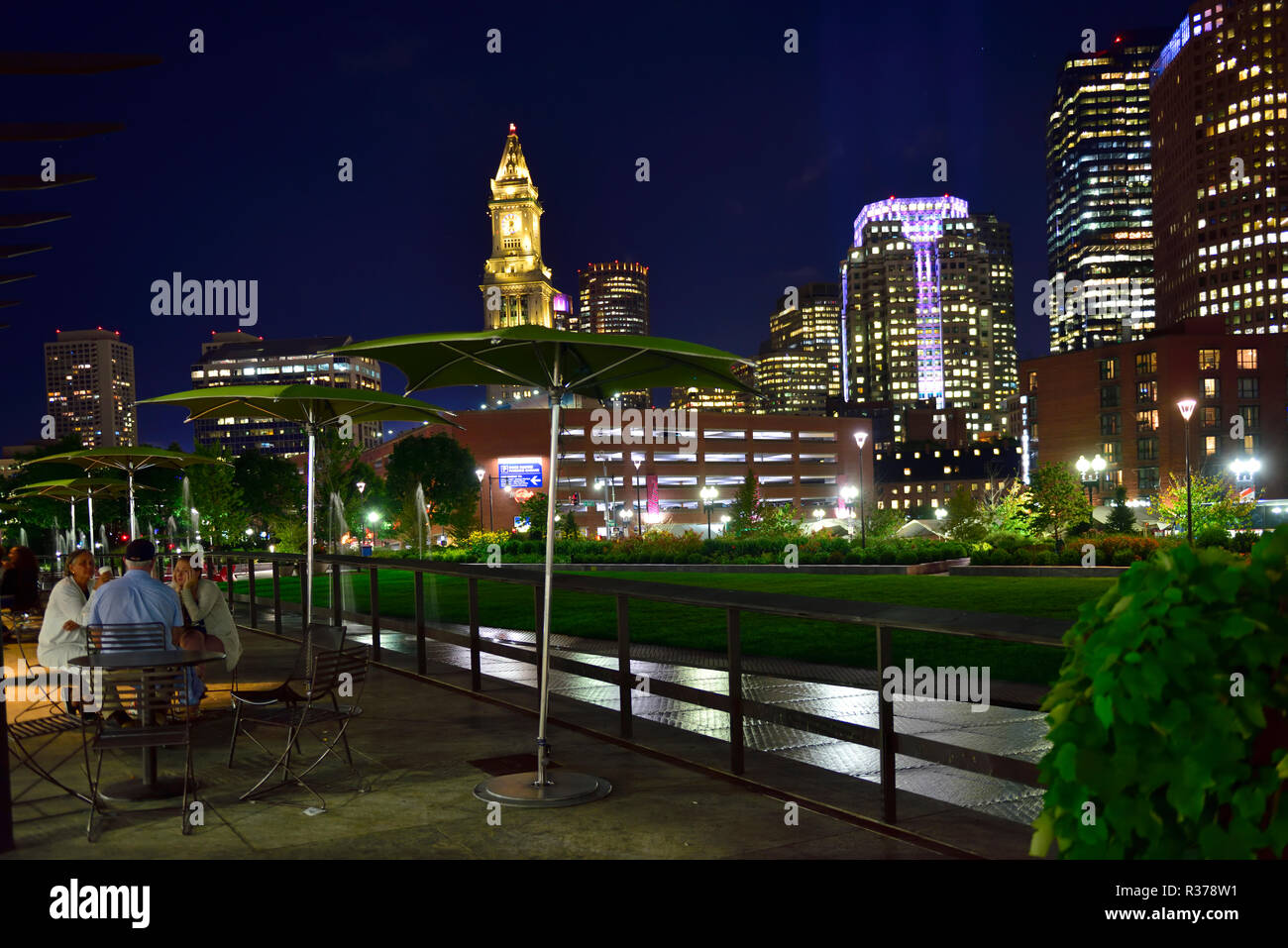 Nacht der offenen Platz und Park mit hohen Gebäuden von Boston Financial District hinter, Massachusetts, USA Stockfoto