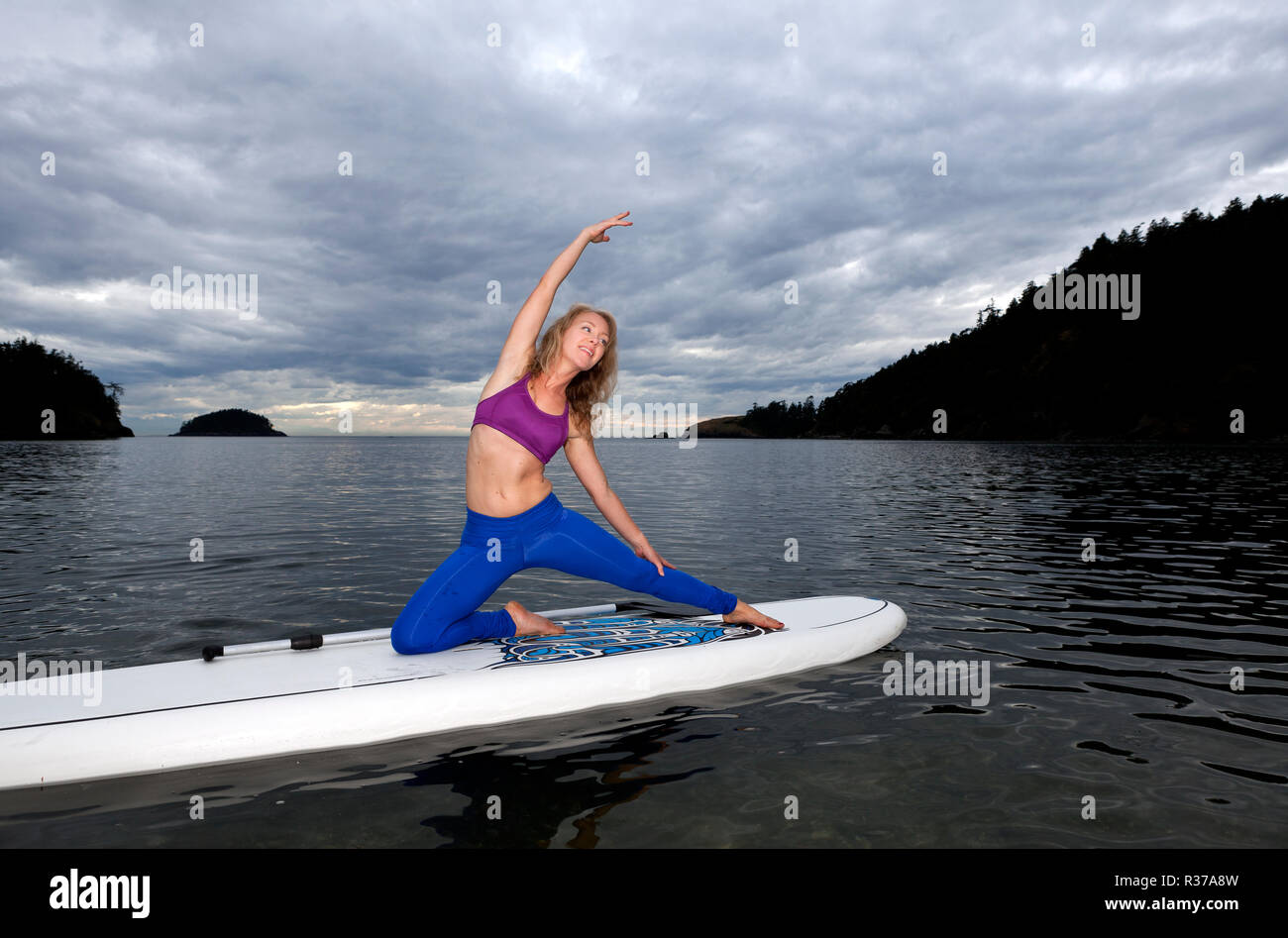 PE 00227-00 ... WASHINGTON - Yoga Lehrer Carly Hayden in der Aufwärmphase. (Herr #H13) Stockfoto