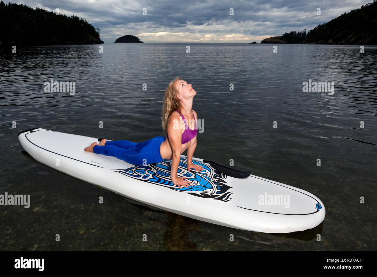PE 00231-00 ... WASHINGTON - Yoga Lehrer Carly Hayden Erwärmung auf einem SUP. (Herr #H13) Stockfoto