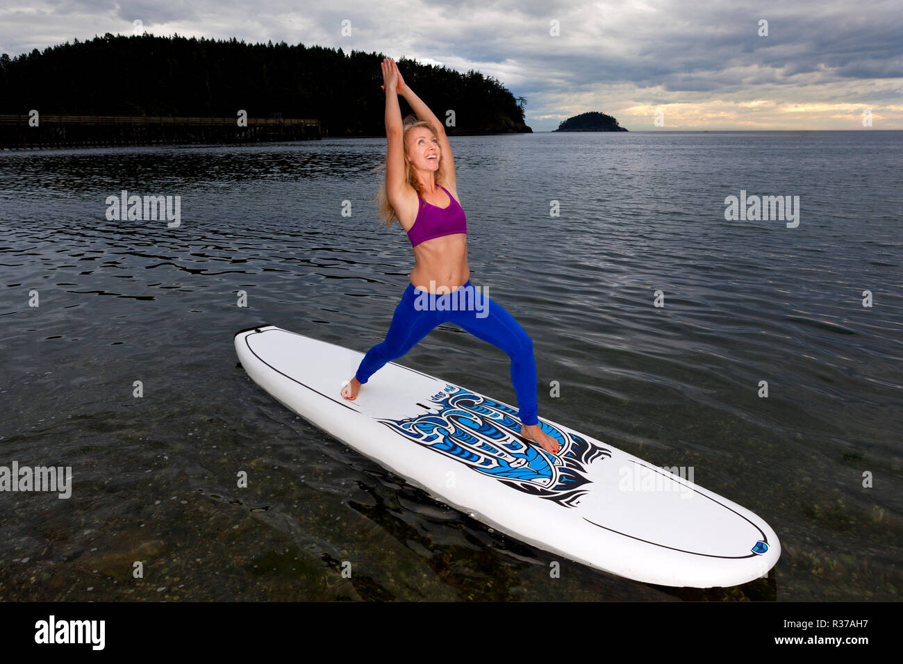 PE 00235-00 ... WASHINGTON - Yoga Lehrer Carly Hayden Erwärmung auf einem SUP. (Herr #H13) Stockfoto