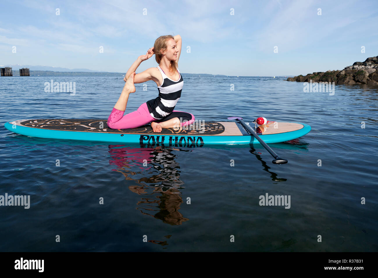 PE 00289-00 ... WASHINGTON - Carly Hayden tun paddle Board Yoga in der Puget Sound an der Brackett Landung nördlich, Edmonds. (Herr #H13) Stockfoto
