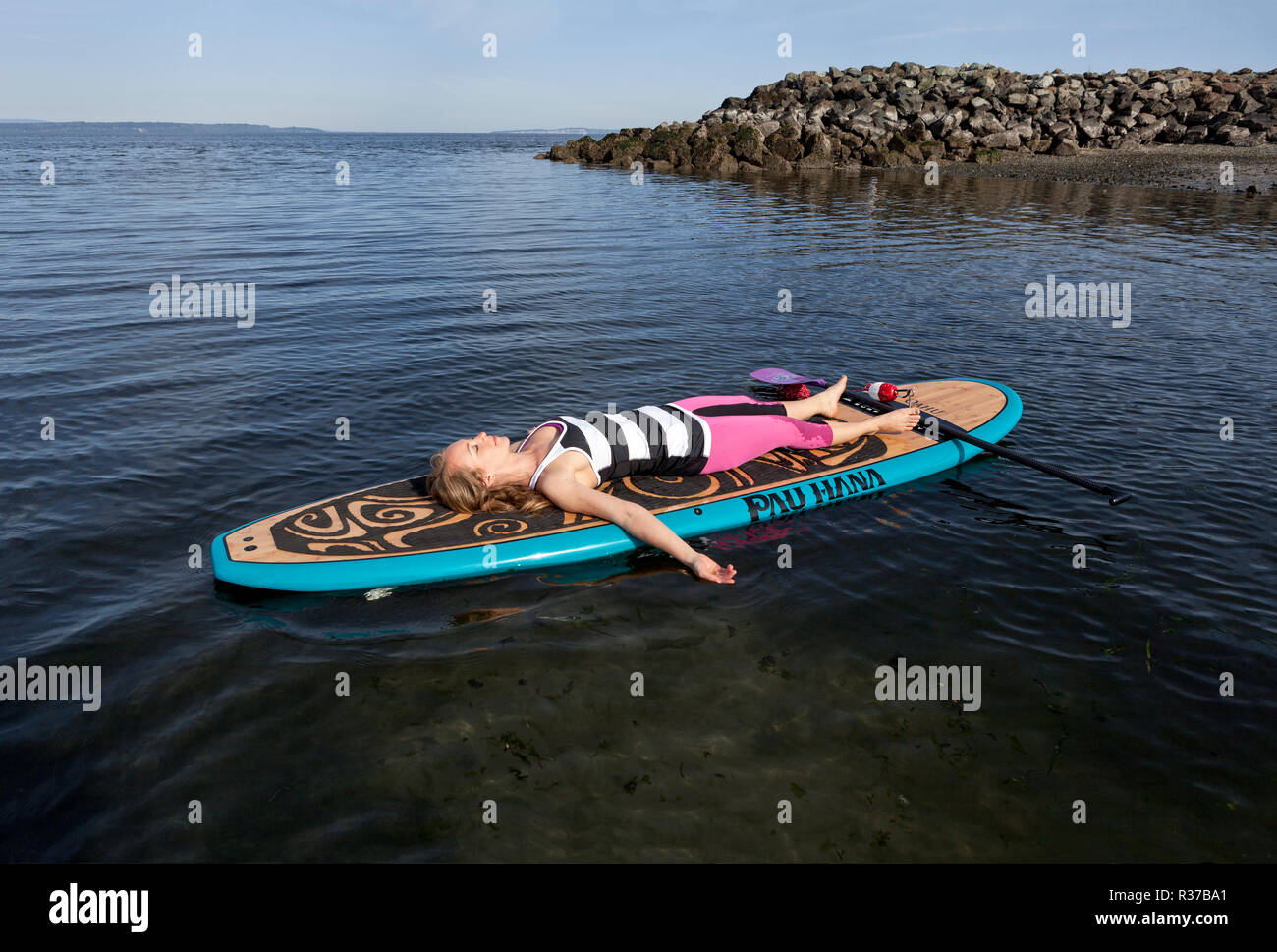 PE 00297-00 ... WASHINGTON - Carly Hayden tun paddle Board Yoga in der Puget Soundat auf der Brackett Landung nördlich, Edmonds. (Herr #H13) Stockfoto