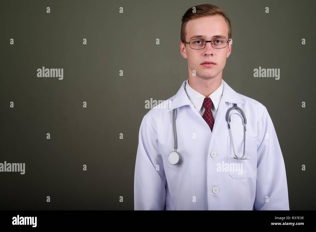 Jungen gutaussehenden Mann Arzt gegen farbigen Hintergrund Stockfoto