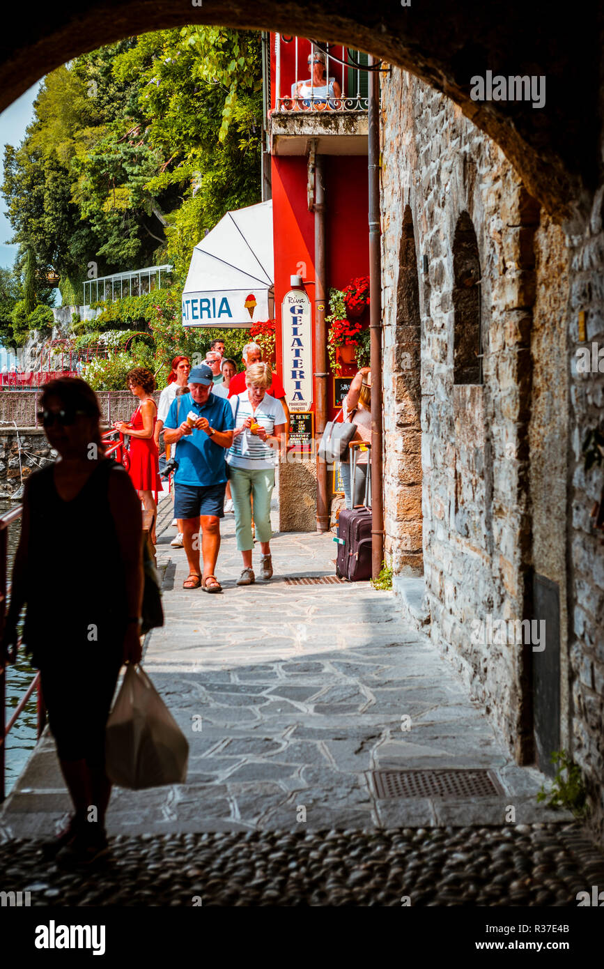 Straße mit Bögen im Zentrum von Varenna, Provinz von Lecco, Lombardei, Italien, Europa Stockfoto