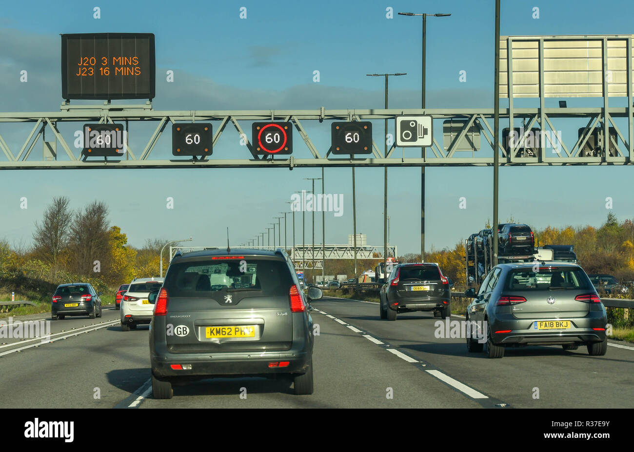 BRISTOL, England - NOVEMBER 2018: Verkehr, der unter einem Portal auf der Autobahn M4 in der Nähe von Bristol. Die elektronischen Zeichen zeigen die Einstellung der Stockfoto