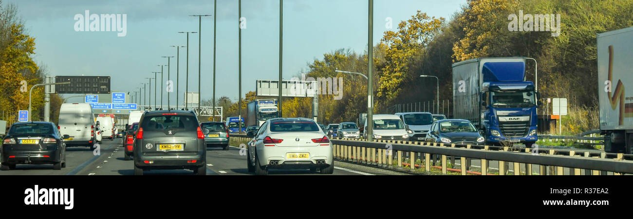 BRISTOL, England - NOVEMBER 2018: Starker Verkehr während der morgendlichen Rush Hour auf der Autobahn M4 in der Nähe von Bristol. Stockfoto