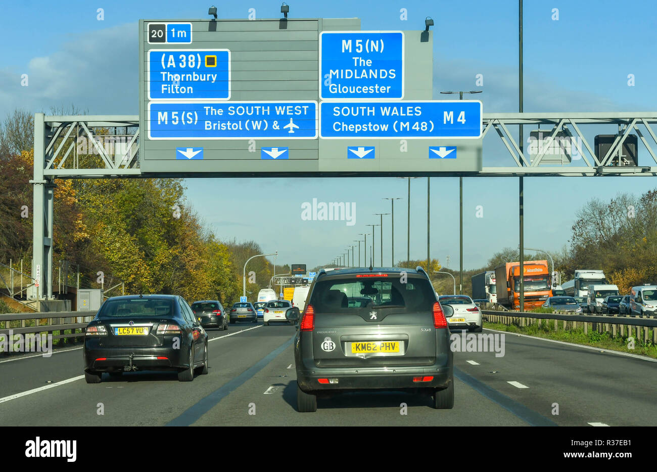 BRISTOL, England - NOVEMBER 2018: Verkehr, der unter einem Portal auf der Autobahn M4 in der Nähe von Bristol. Das Zeichen zeigt Wege der Annäherung an einen großen Kreuzung Stockfoto