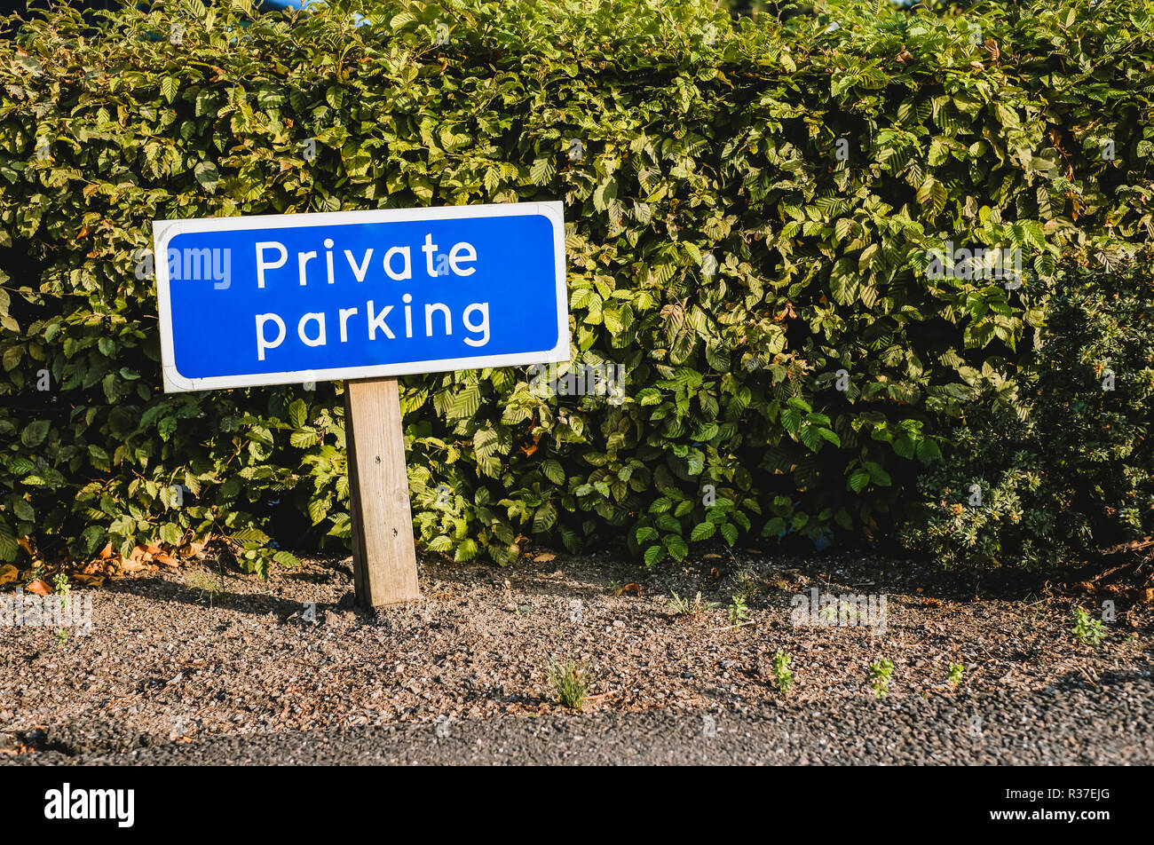 Blauer Schild PRIVAT PARKPLATZ am Eingang zum Parkplatz Stockfoto
