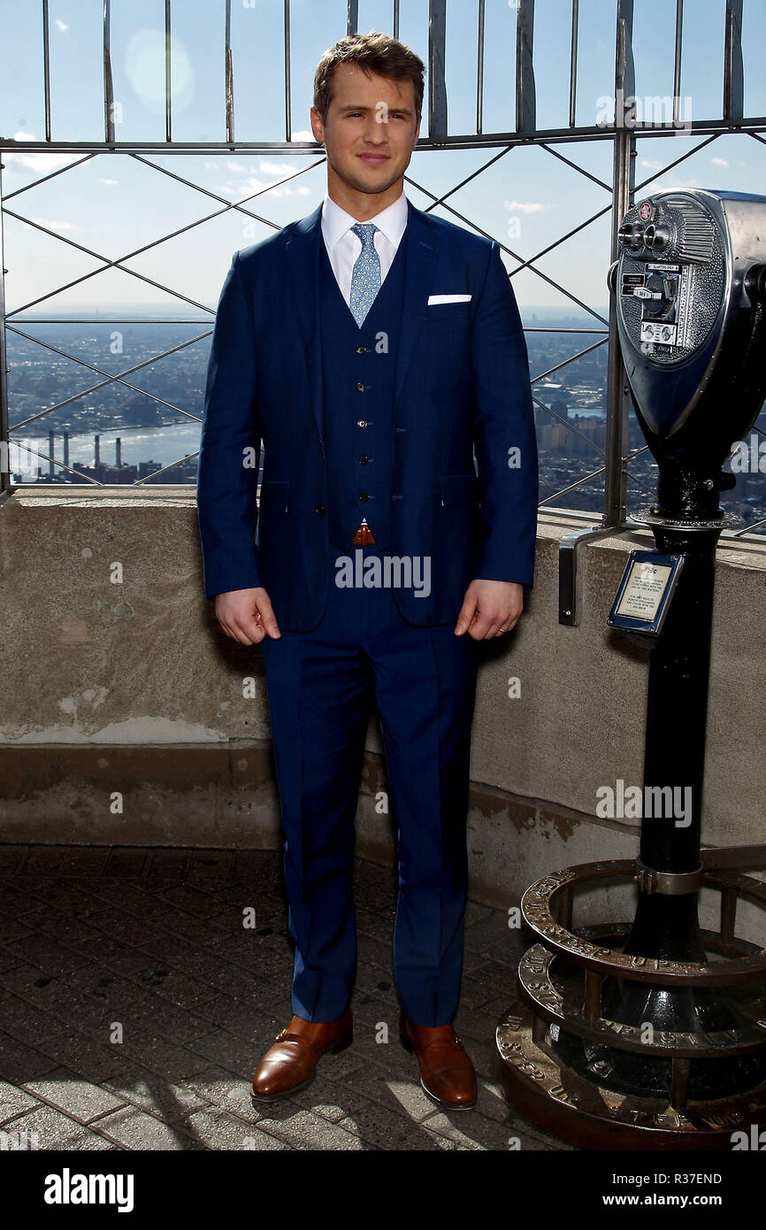 NEW YORK, NY - 03. März: ABC's "von Zeit zu Zeit "Co-star Freddie Stroma besuche das Empire State Building am 3. März 2017 in New York City. (Foto von Steve Mack/S.D. Mack Bilder) Stockfoto