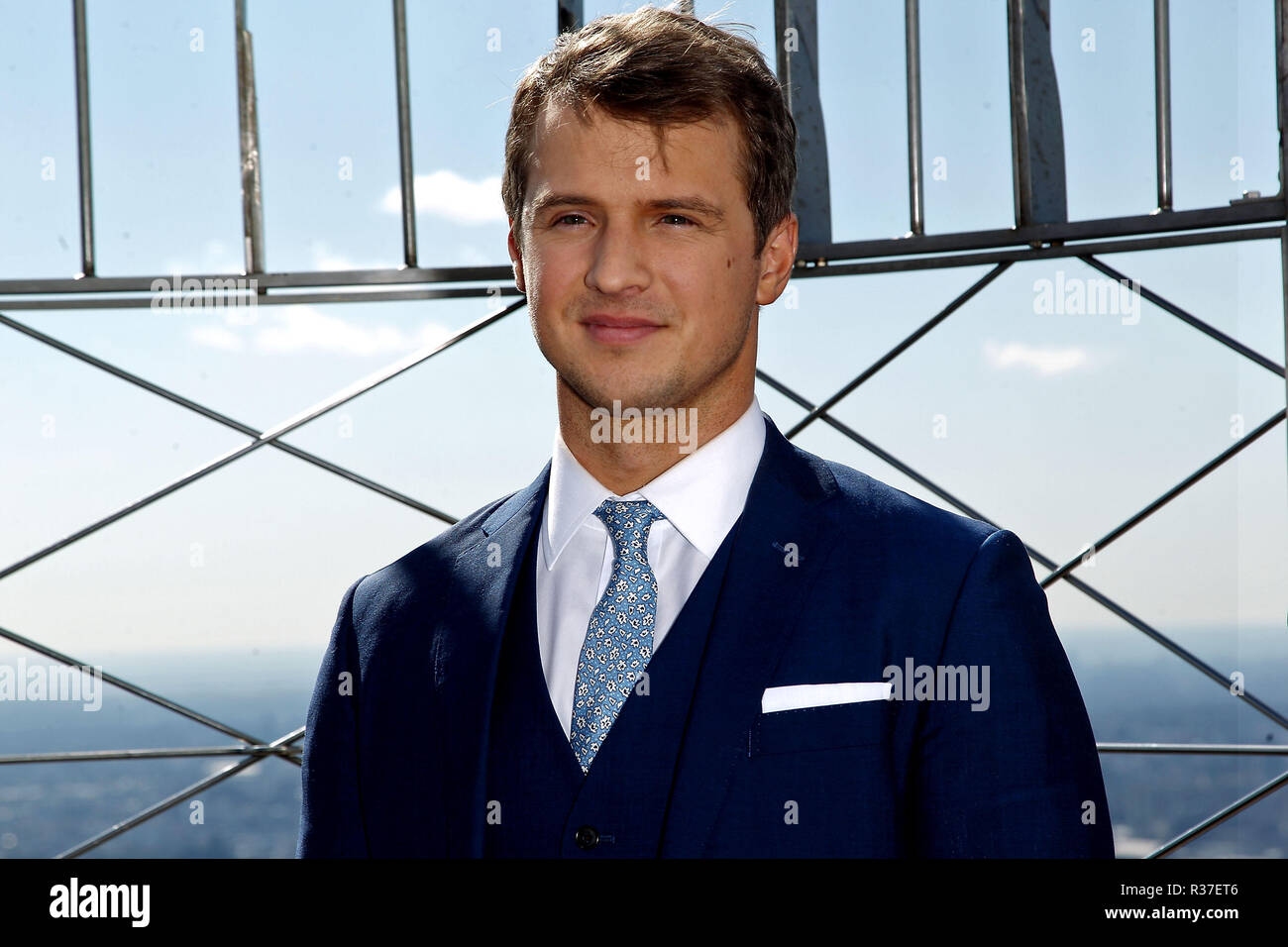 NEW YORK, NY - 03. März: ABC's "von Zeit zu Zeit "Co-star Freddie Stroma besuche das Empire State Building am 3. März 2017 in New York City. (Foto von Steve Mack/S.D. Mack Bilder) Stockfoto