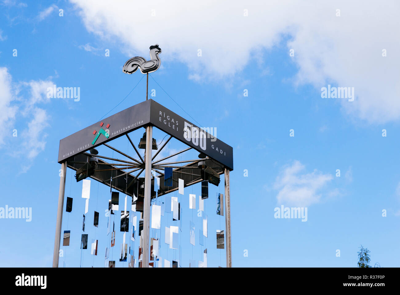 Denkmal für geschmückten Weihnachtsbaum. Tirgonu Street Altstadt von Riga, Lettland, Baltikum, Europa Stockfoto