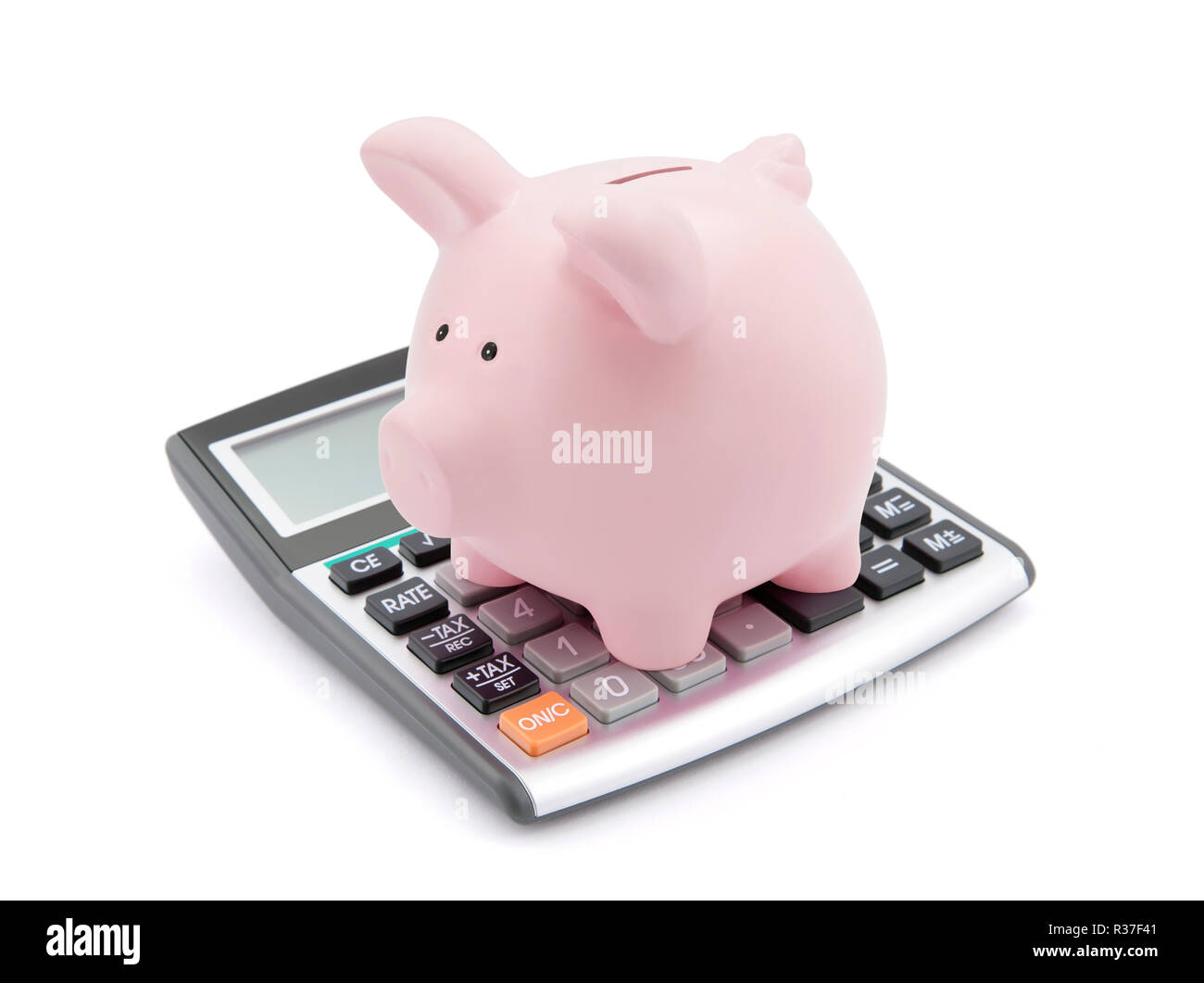 Die Berechnung der Einsparungen. Sparschwein auf Rechner mit weißem Hintergrund. Stockfoto