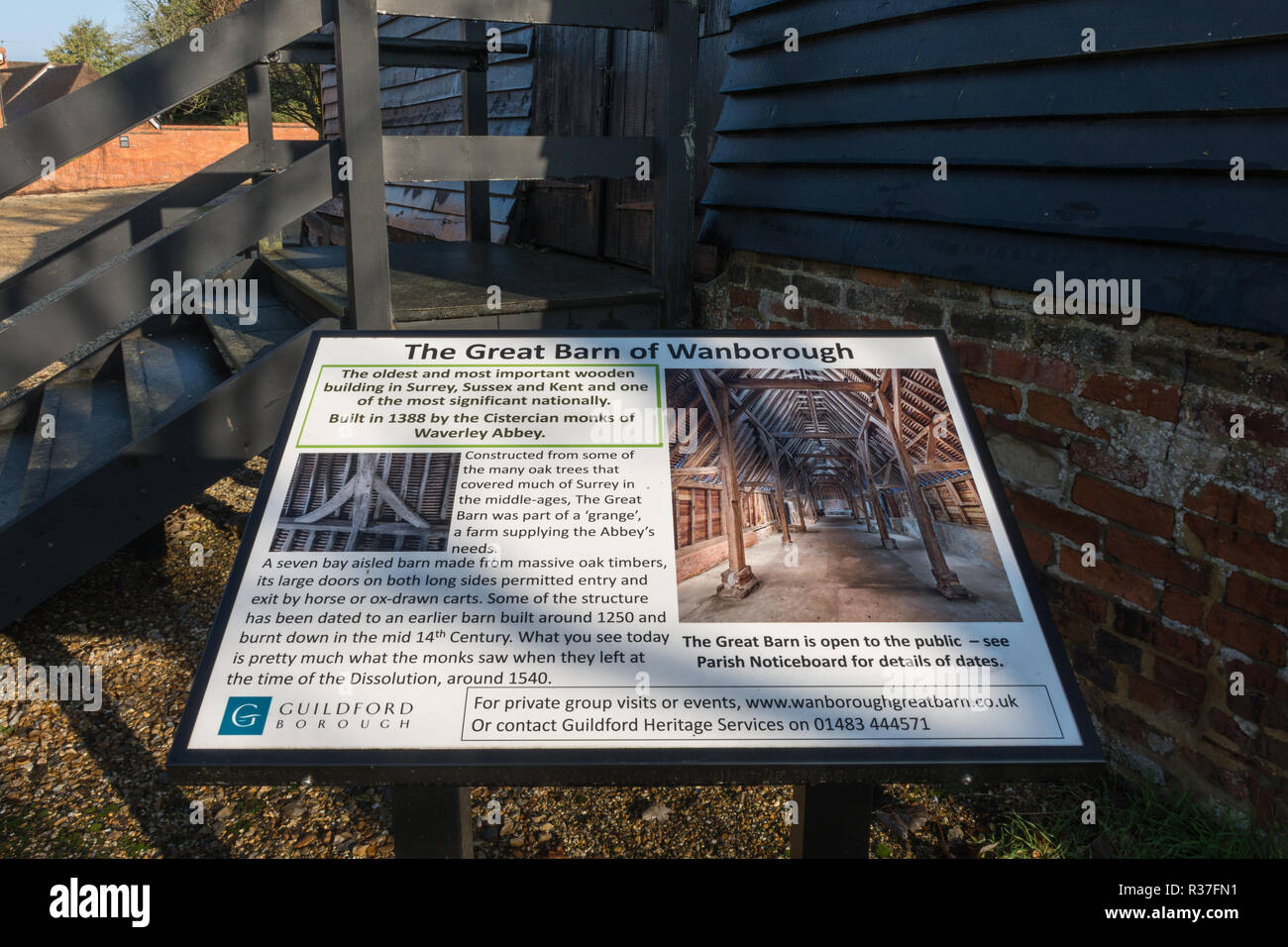 Information Board außerhalb der historischen Große Scheune in der kleinen ländlichen Dorf Wanborough, Surrey, Großbritannien Stockfoto