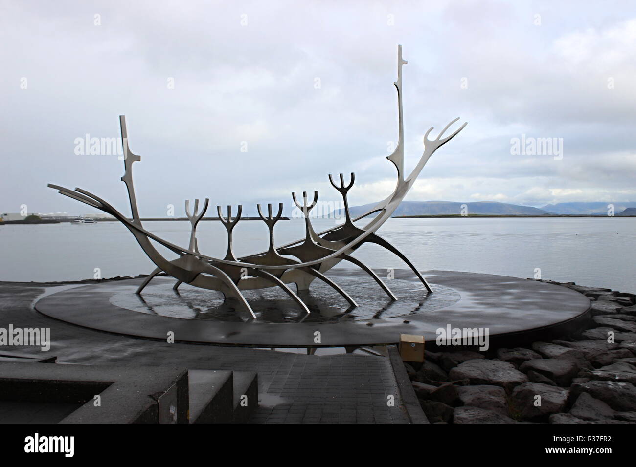 Solfar (Sun Voyager), iconic Edelstahl moderne Skulptur, die ein Viking longboat von Jon Gunnar Arnason, in Islands Hauptstadt Reykjavik pho Stockfoto
