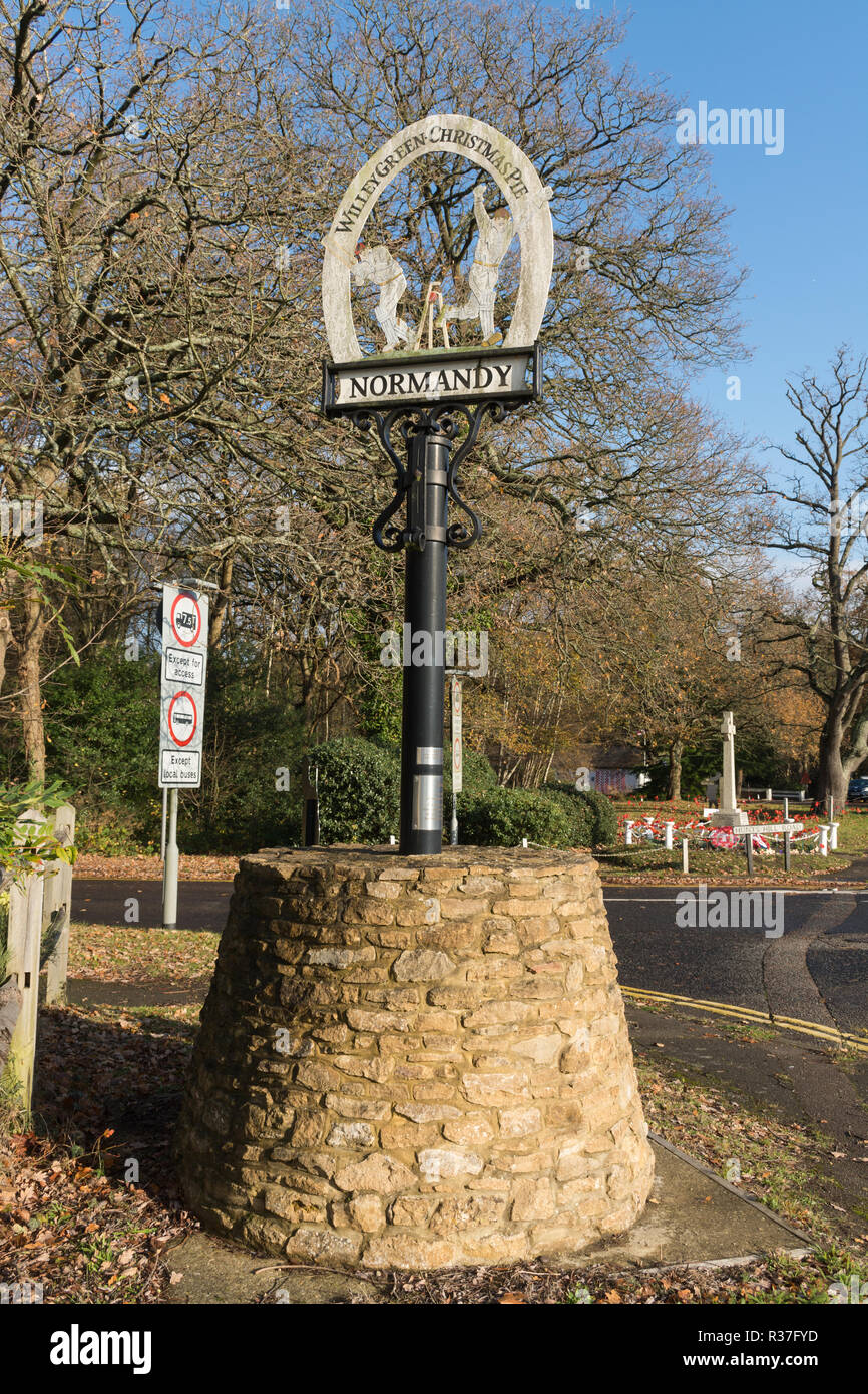 Ortsschild im Dorf der Normandie in Surrey, UK, auch für die kleinen Siedlungen von Willey Grün und Weihnachten Pie Stockfoto