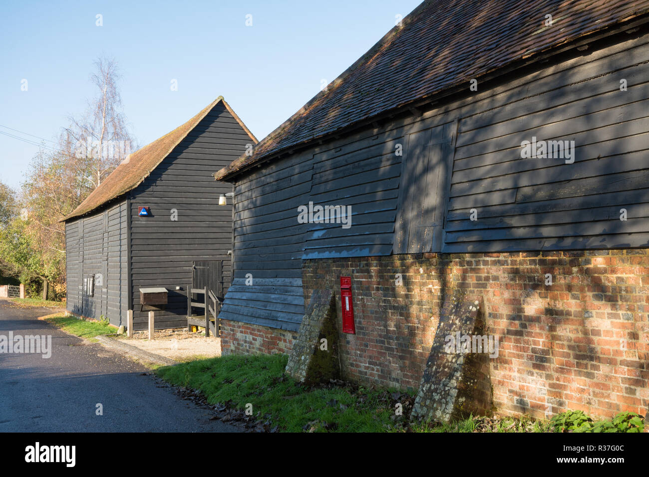 Die große Scheune, die im Jahre 1388 erbaut, in dem kleinen ländlichen Dorf Wanborough, Surrey, Großbritannien. Historische Gebäude, landwirtschaftliche Erbe. Stockfoto