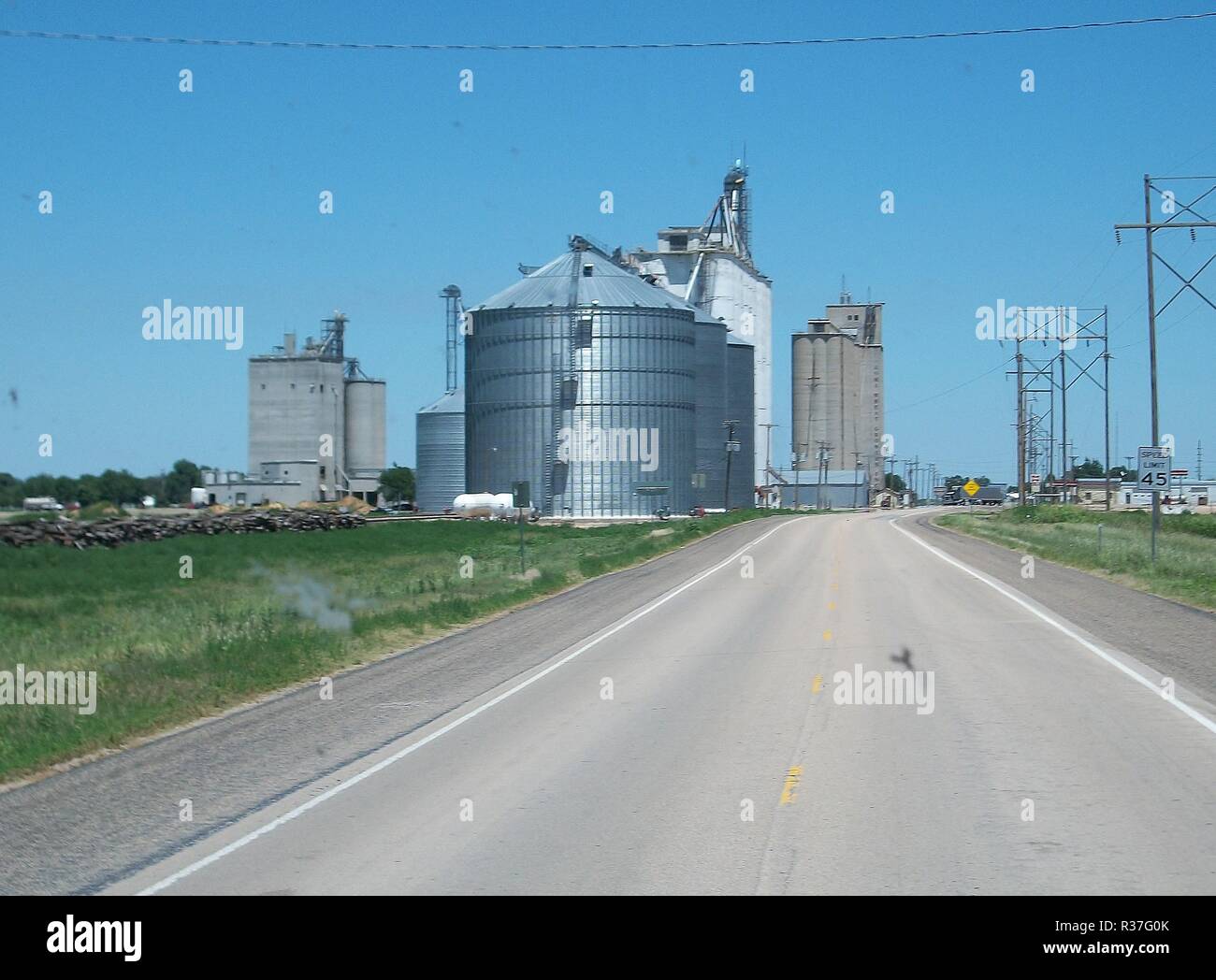 Getreide und Futtermittel in Platt, Kansas entlang RT 54. Stockfoto