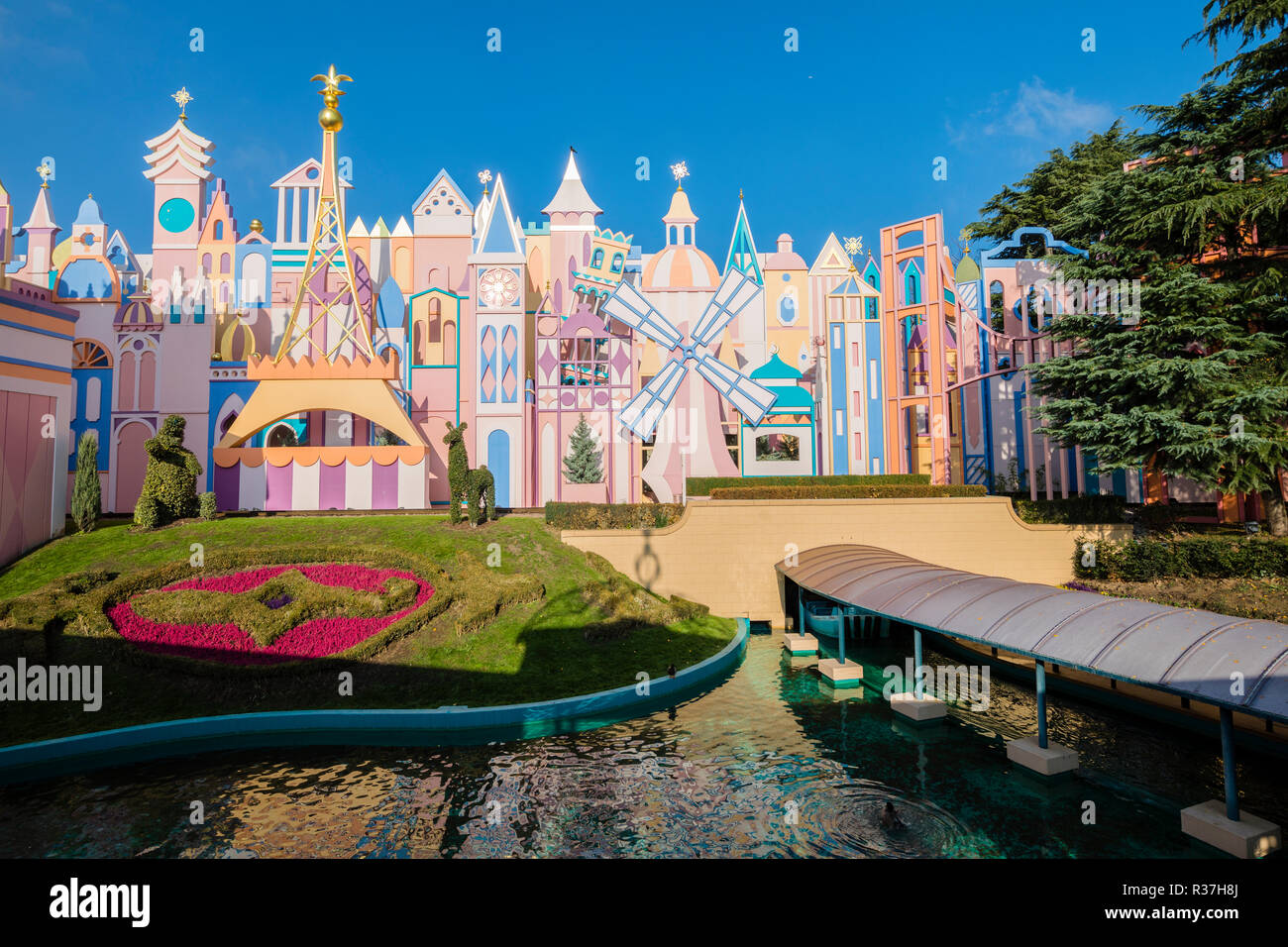 Disney Land Paris, Frankreich, November 2018: Kleine Welt eine Bootsfahrt Attraktion. Stockfoto