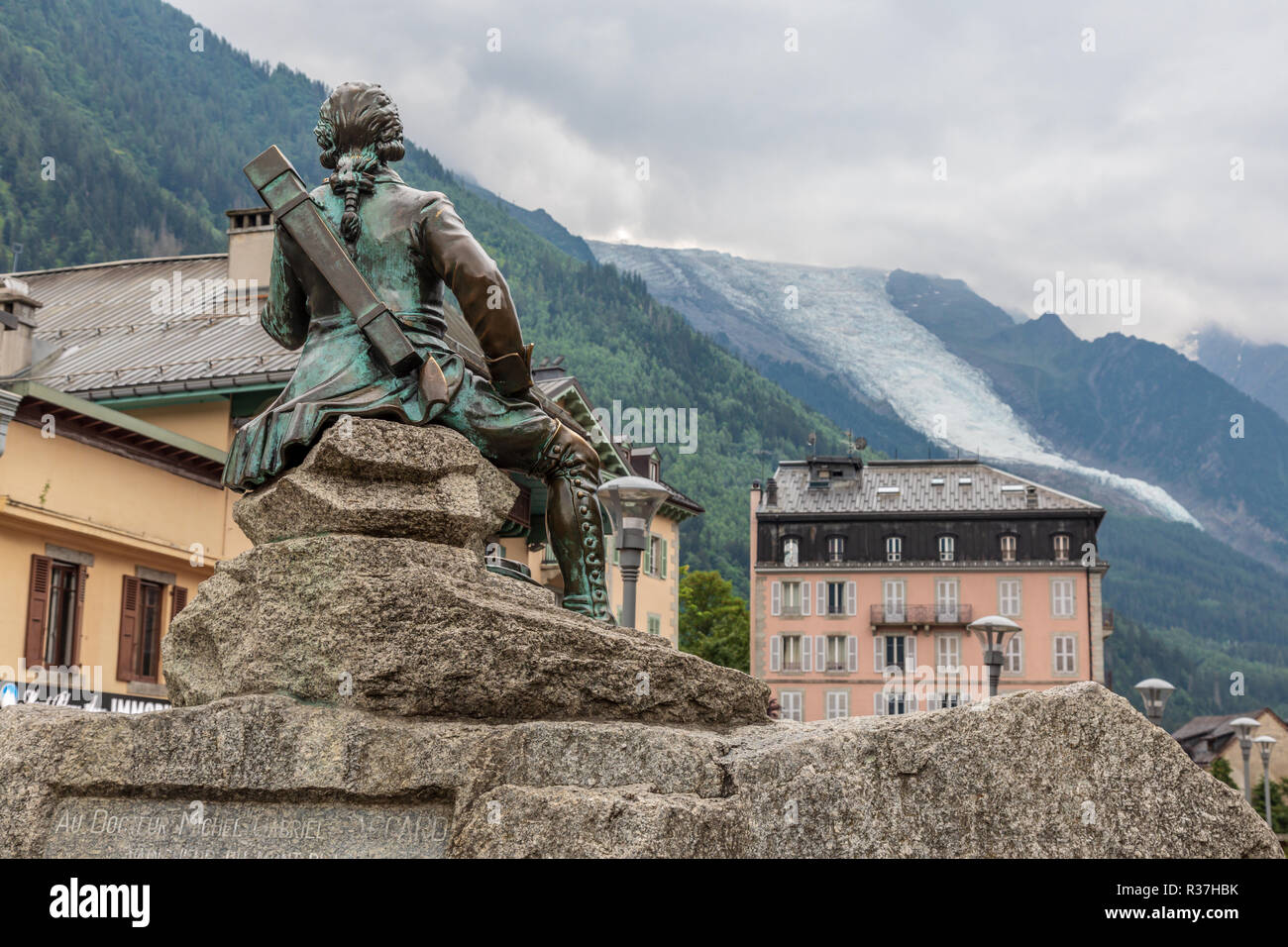 Dr. Michel Paccard in Chamonix geboren, war Arzt und Bergsteiger. Diese Statue feiert seine Besteigung des Mont Blanc mit seinen Partner Jaque Balmat Stockfoto