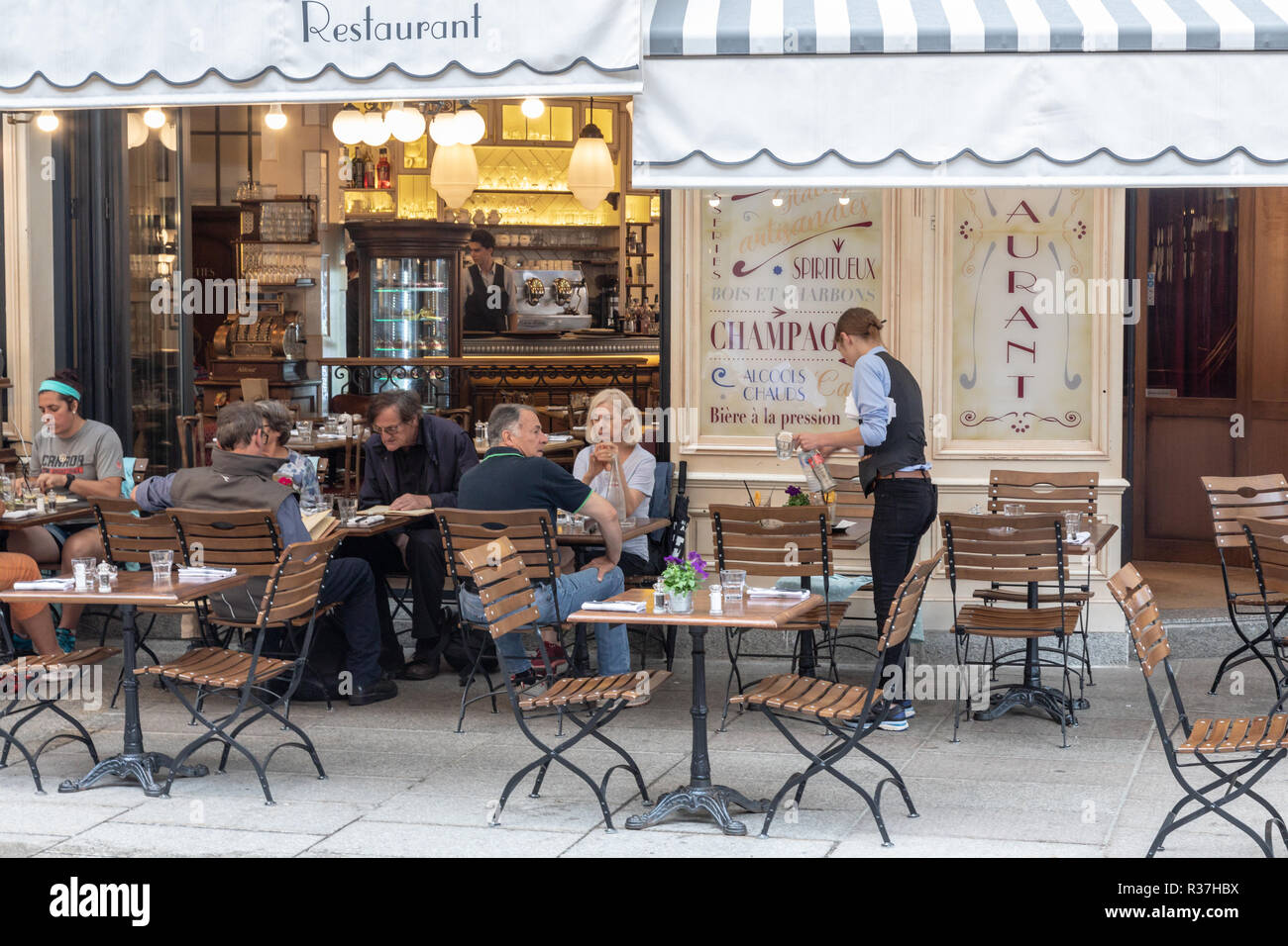 Französische Cafe der traditionellen Stil in Chamonix. Menschen sind sittng außerhalb an Tischen essen und trinken. Cafe Josephine Stockfoto