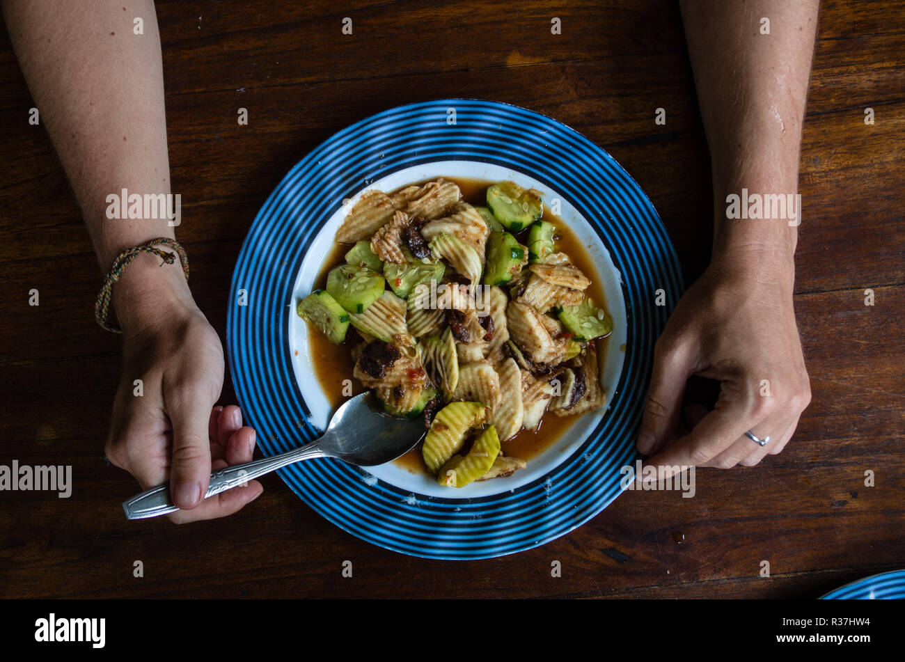 RUJAK - Frau essen traditionelle Obst und Gemüse Salat Teller in Indonesien Stockfoto