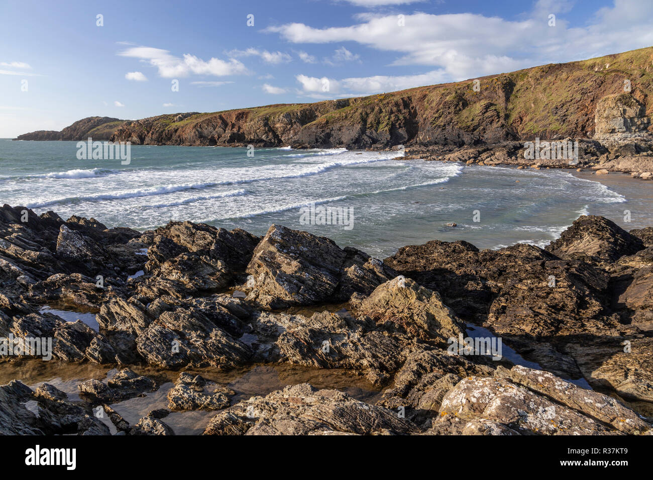 Wellen an Whitesands Bucht an der Küste von South Wales Pembrokeshire. Stockfoto
