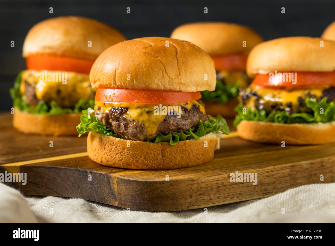 Selbstgemachte Cheeseburger Schieberegler mit Tomate und Salat Stockfoto