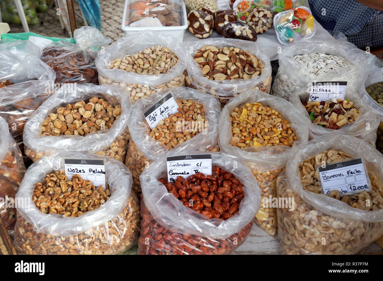 Mandeln und Nüsse am Marktstand Stockfoto
