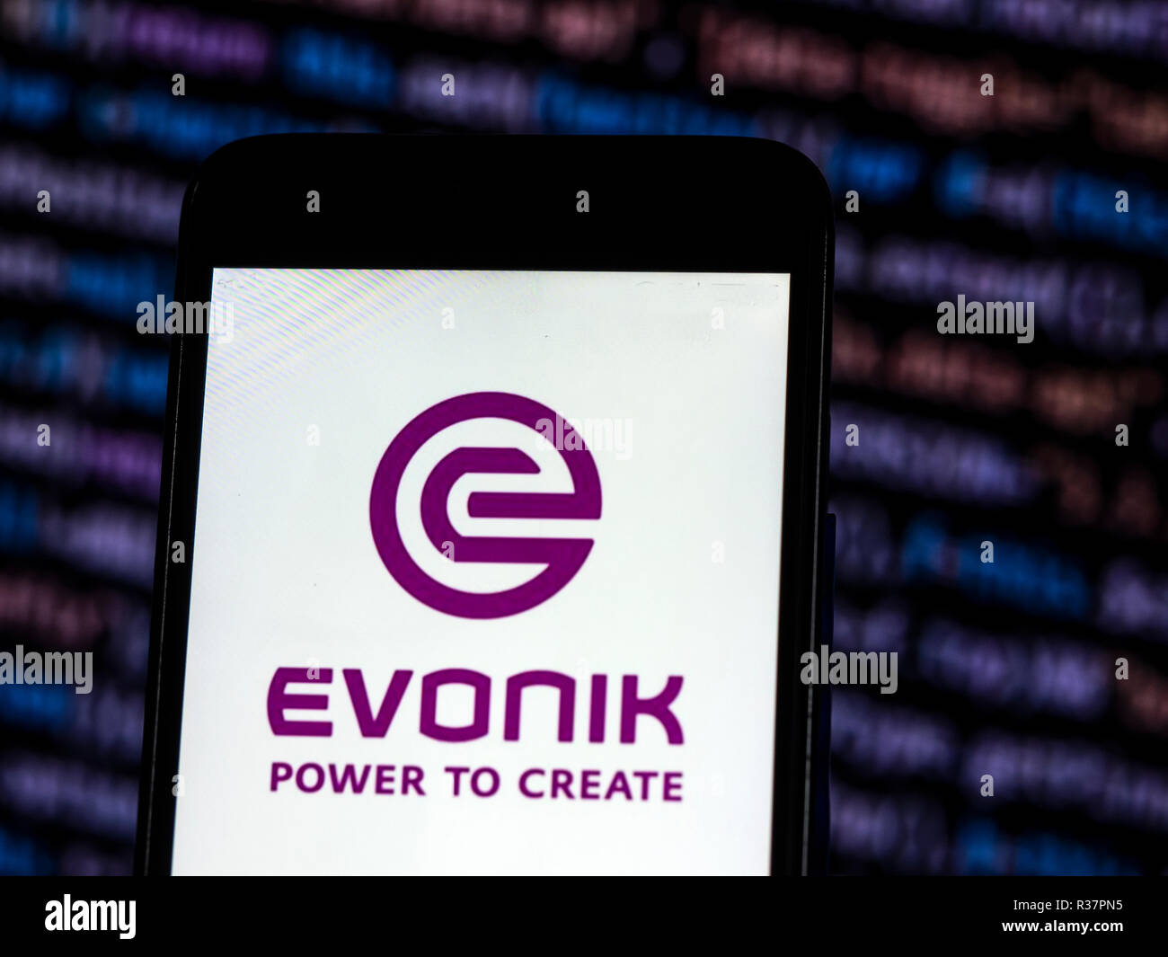 Evonik Industries Chemische Industrie Firmenlogo auf dem Smartphone angezeigt. Evonik Industries AG ist eine industrielle Corporation in Essen, Nordrhein-Westfalen, Deutschland, die größte Spezialchemieunternehmen der Welt mit Hauptsitz Stockfoto