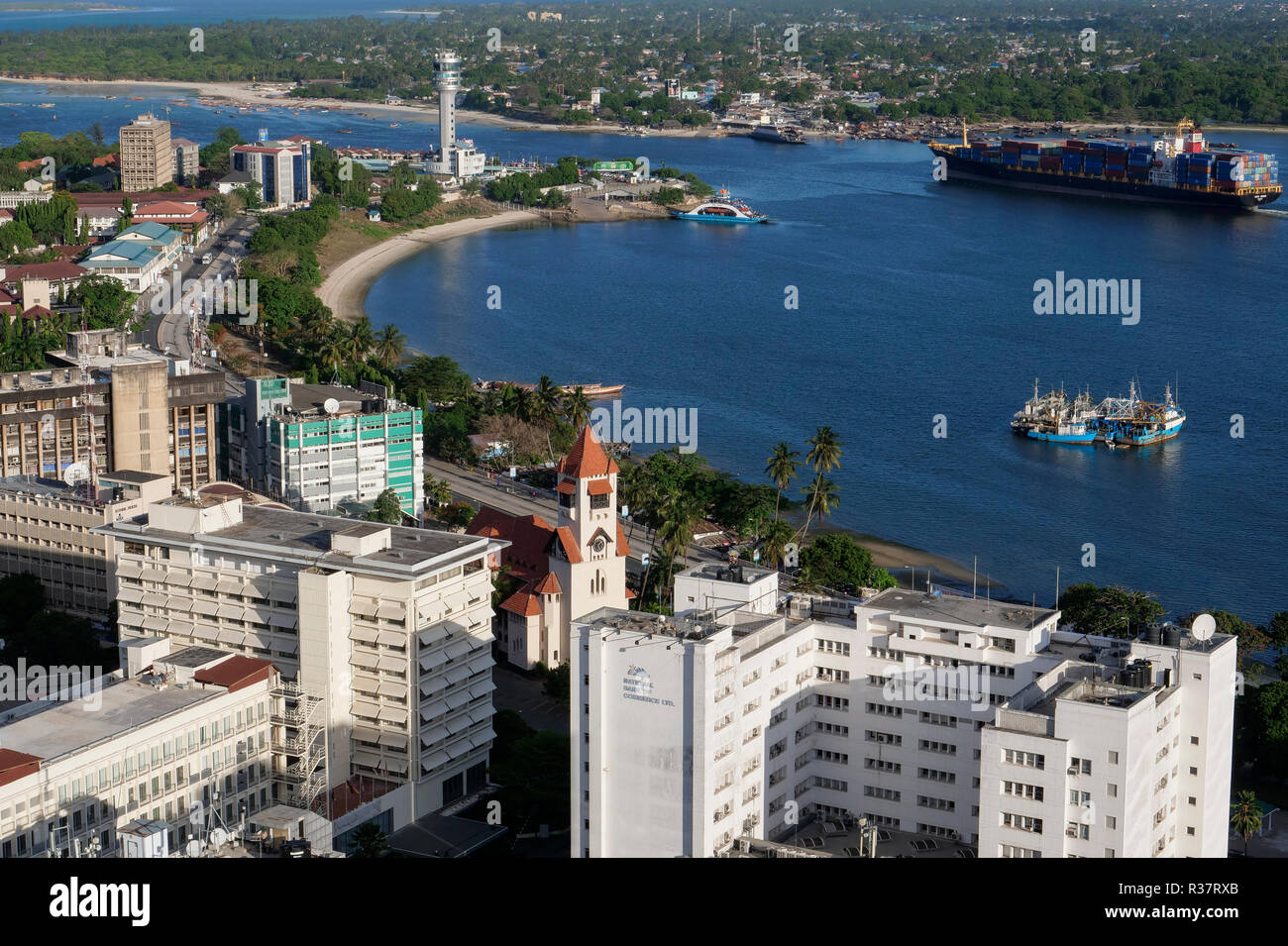 Tansania Daressalaam, Bucht und Hafen, PIL Container schiff Segeln bis zum Indischen Ozean, in der protestantischen Azania Front Kathedrale, während der deutschen Kolonialzeit gebaut, Kigamboni Ferry Terminal Stockfoto