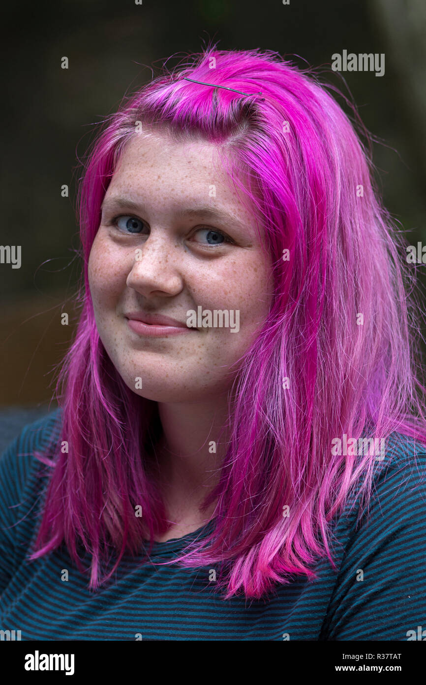 Porträt einer jungen Frau mit Sommersprossen und rosa, violett gefärbte  Haare, Deutschland Stockfotografie - Alamy