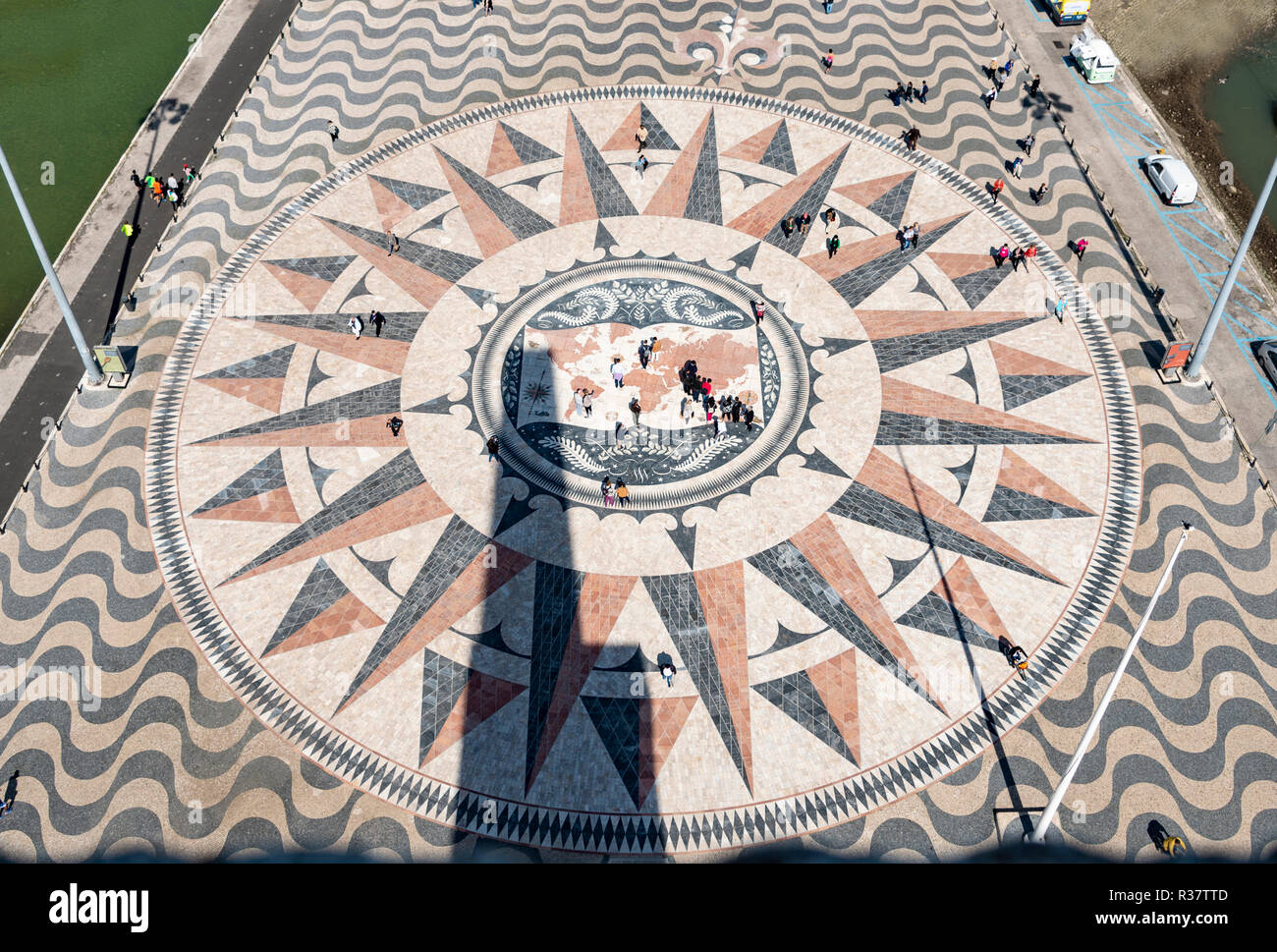 Rose Kompass, Wind Rose, großen Kompass mit Weltkarte in der bürgersteig vor dem Padráo dos Descobrimentos Stockfoto