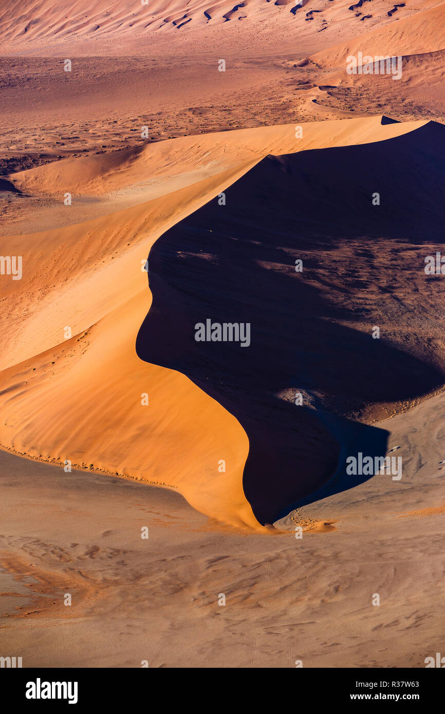 Luftaufnahme, läuft aus Sand Dünen im Sossusvlei Nationalpark Namib-Naukluft-Nationalpark, Namibia Stockfoto